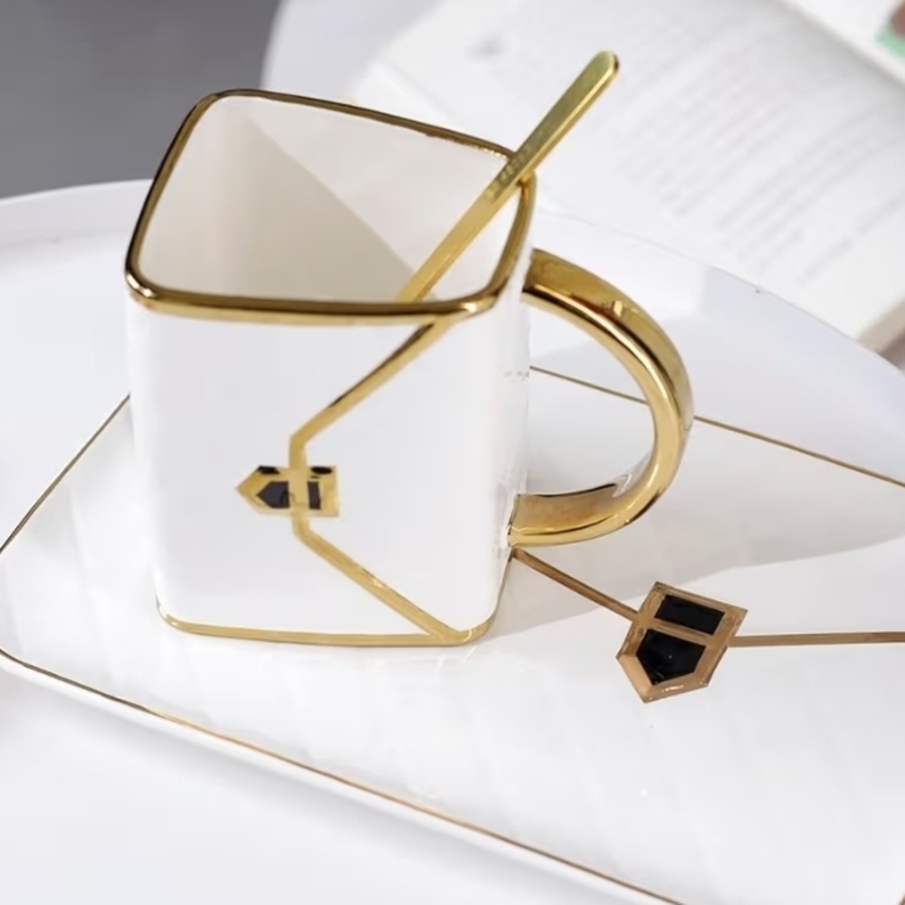 Luxurious White and Gold Tea Set - Picture 4 of 11